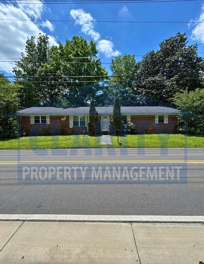 3 bedroom ranch-style home in Downtown Cle... - 3 bedroom ranch-style home in Downtown Cle...