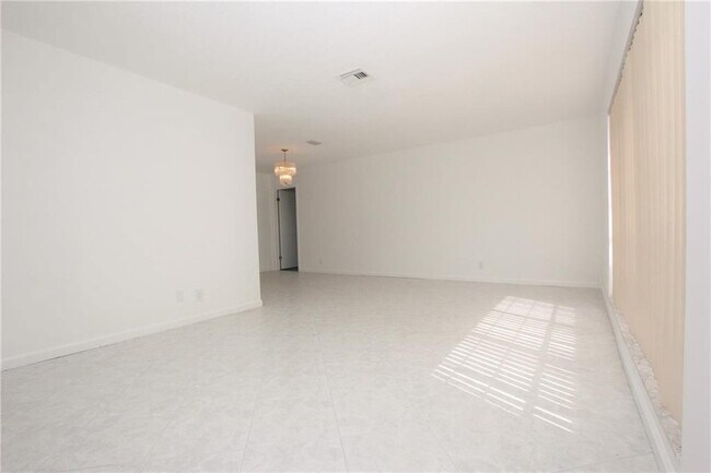 Photo - 1122 NW 82nd Ave