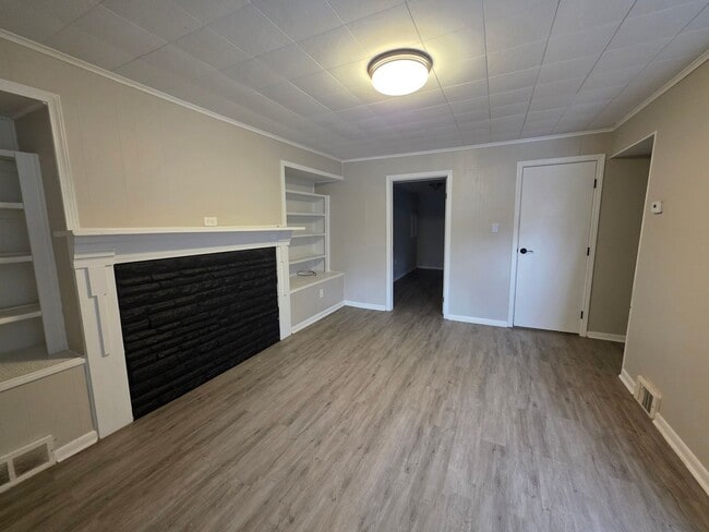 Building Photo - 4 Bedroom, 2 Bathroom House in the South Side!