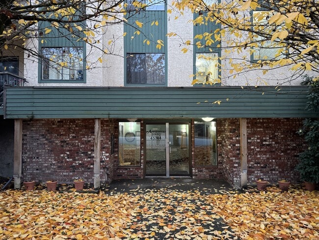 Photo - 45744-45744 Spadina Ave