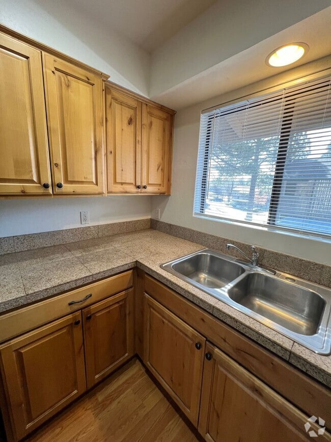 Building Photo - AVAILABLE NOW! Village at University Heigh... Rental