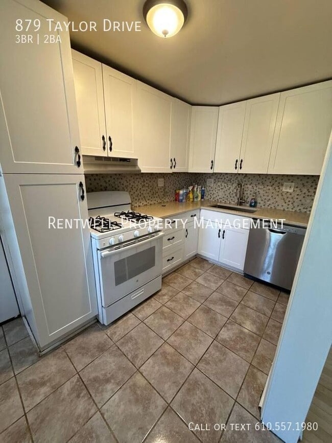 Photo - 879 Taylor Dr