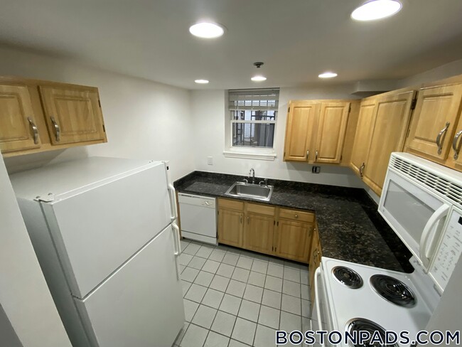 Building Photo - 19 Queensberry St Rental