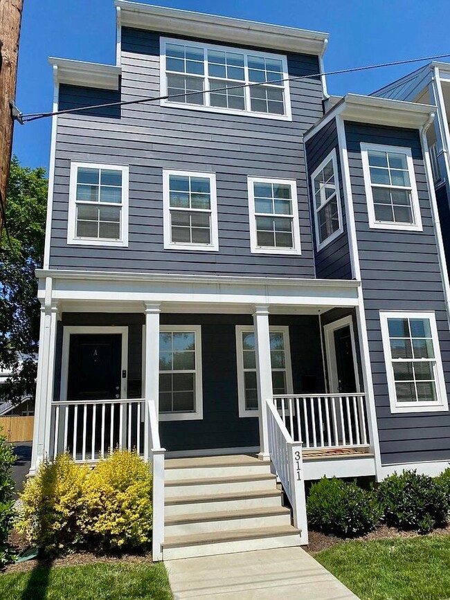 Building Photo - 311 W 13th St Rental