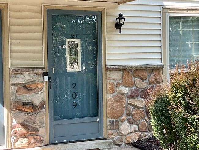 Building Photo - 209 Foxmeadow Dr Rental