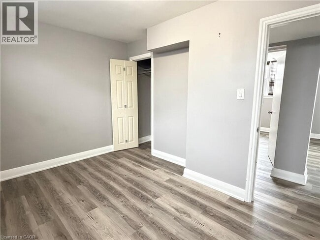 Photo - 318 Dolph St S Unité 5