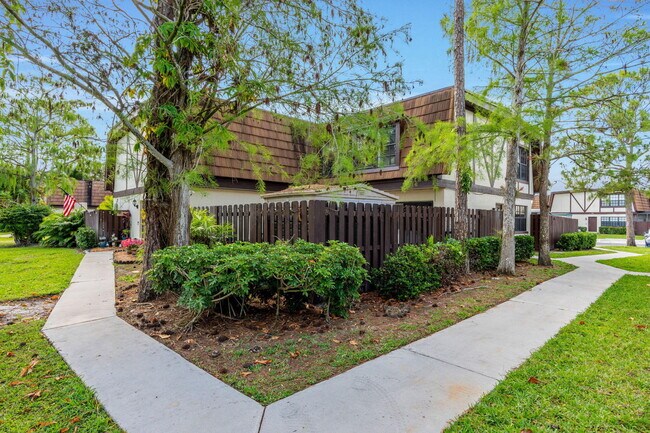 Photo - 111 Weybridge Cir