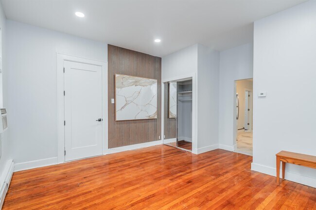 Photo - 25 W 10th St