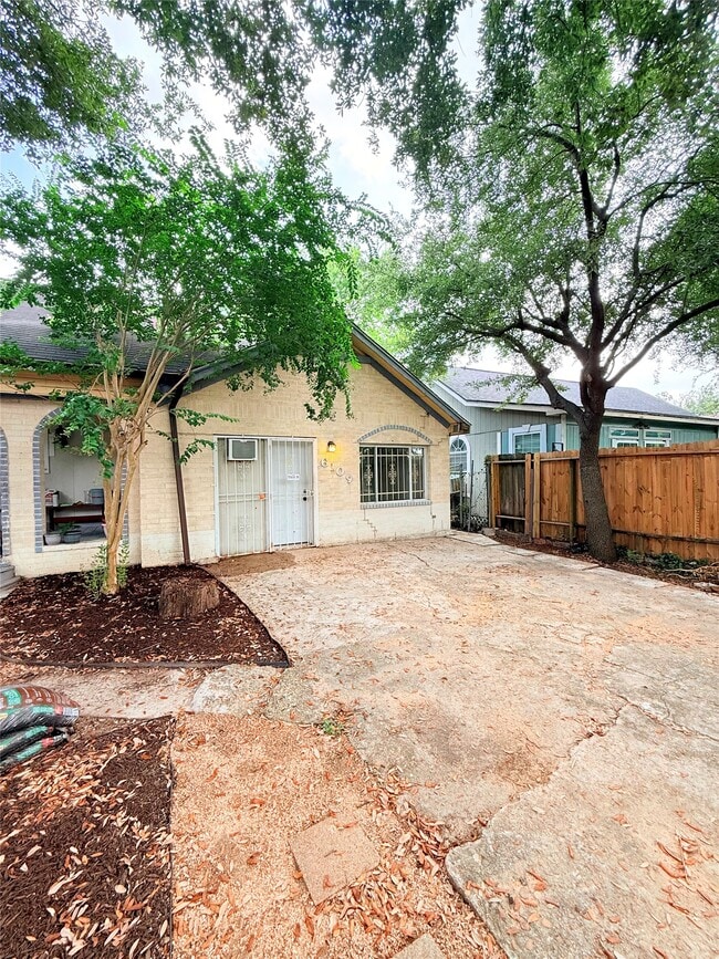 6109 Saxon Dr