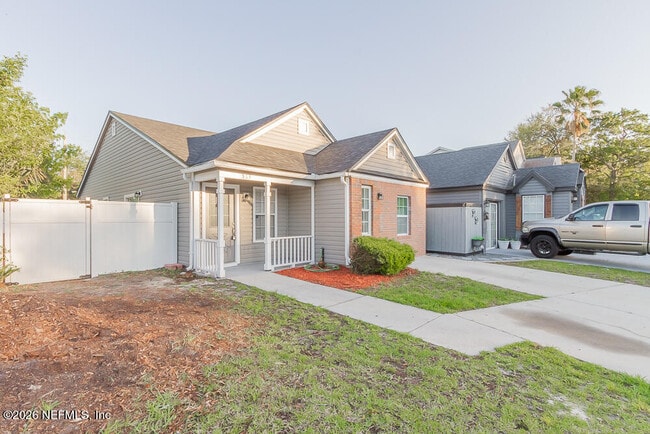 Photo - 563 Staffordshire Dr E