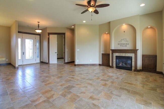 Photo - 3047 Bluffs Dr