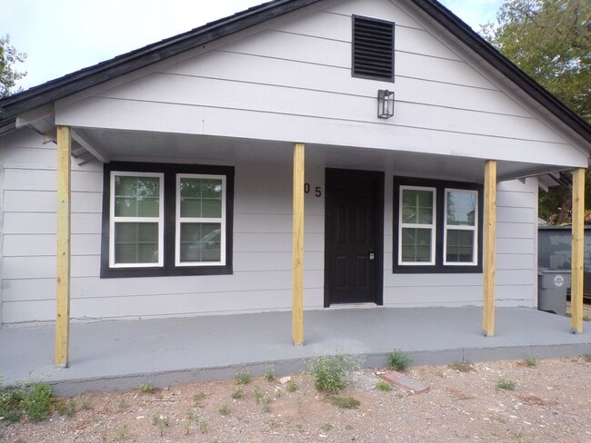 Building Photo - Fresh Installed Floors !!! Upgraded Bathro...