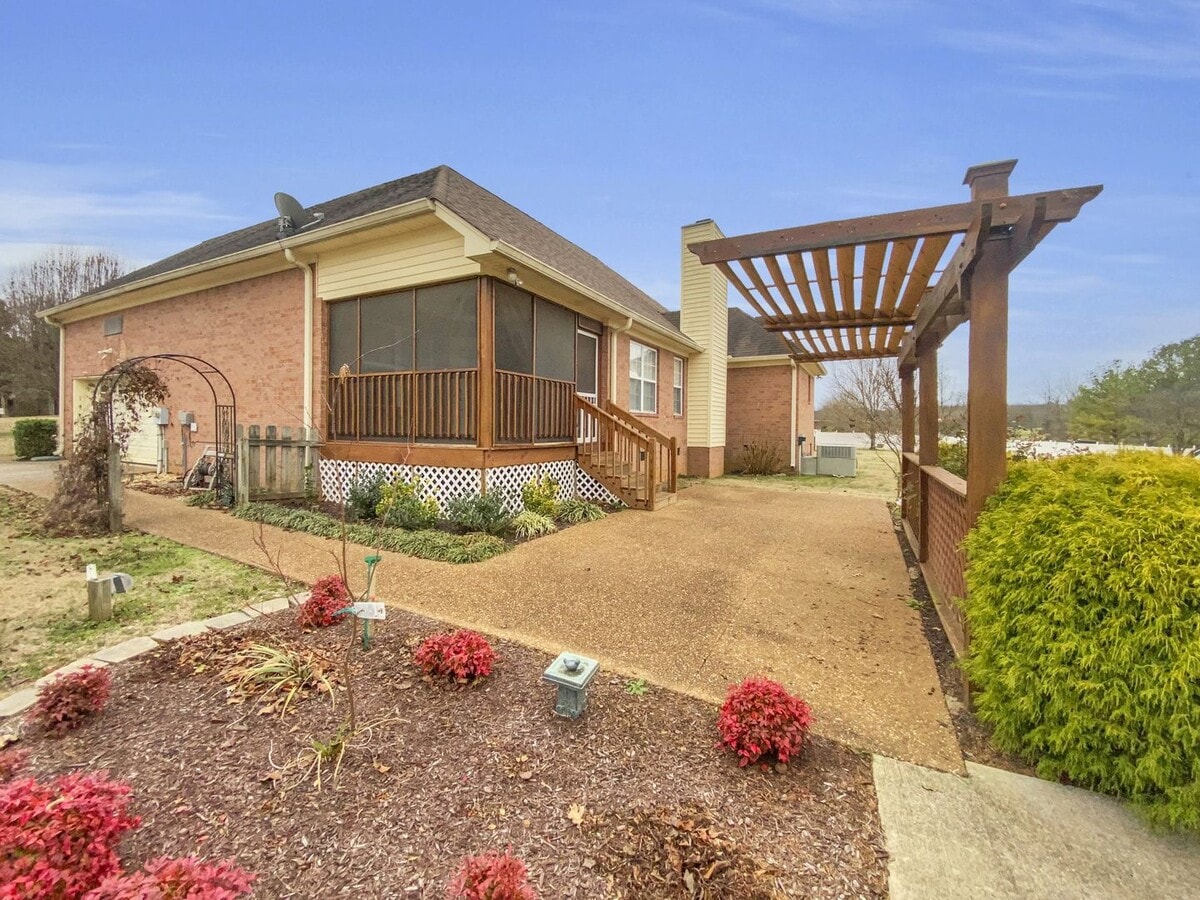 Photo - FOR LEASE- SINGLE FAMILY HOME MINUTES TO I-40 AND HWY 109!