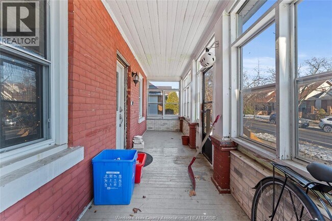 Photo - 977 Gladstone Ave