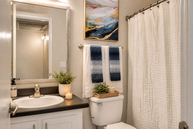 Interior de baño moderno y sereno