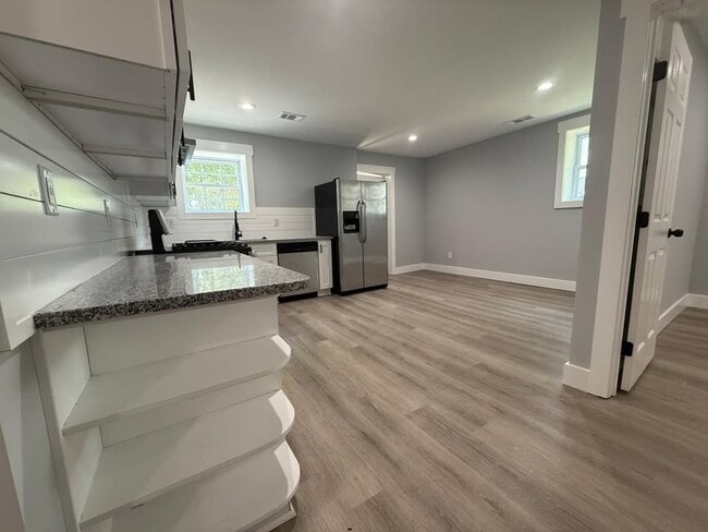 Photo - 1099 Center St SW