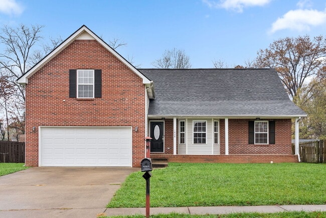 Building Photo - Spacious Home Conveniently Located Near I-24, Shopping, Restaurants, Movie Theater, AND More!