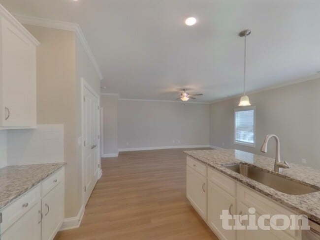 Photo - 154 Tradesmen Trl