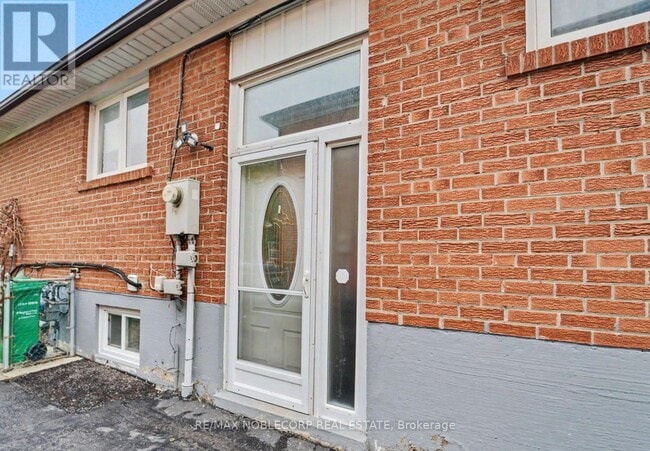 Photo - 3519 Laddie Crescent