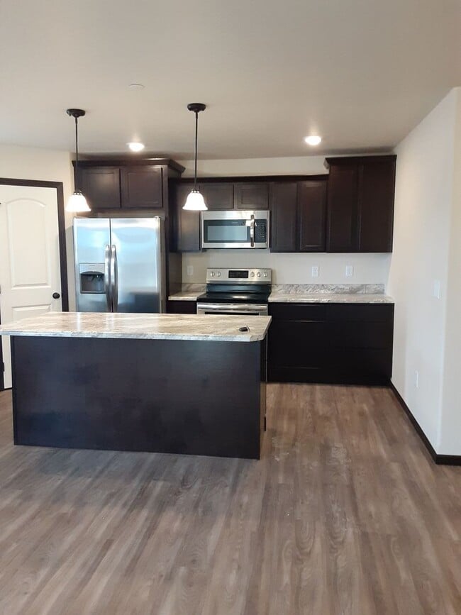 Building Photo - Modern Comfort: Discover Our 2-Bedroom 2-Bath Apartment Gem Unit Fox Run Apartments -581 #7