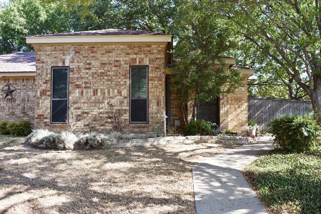 "Adorable 2-1 Duplex with Character, Comfo... - "Adorable 2-1 Duplex with Character, Comfo...