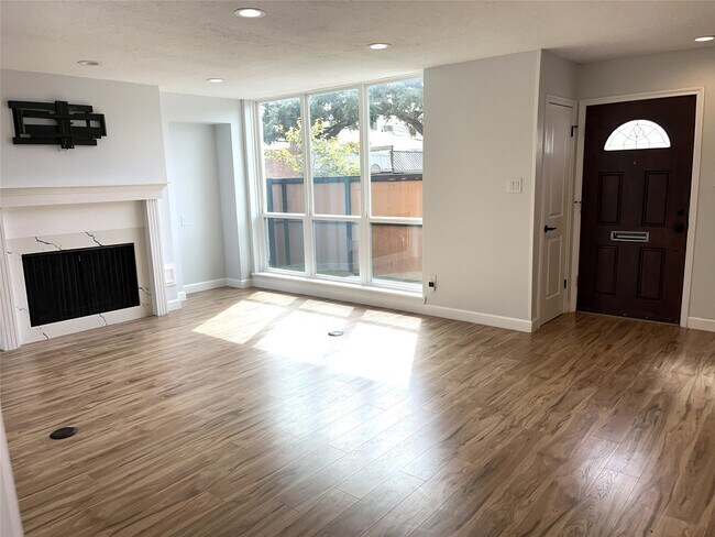 Photo - 4006 Breakwood Dr