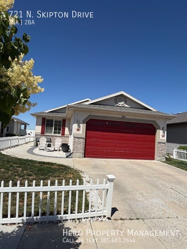 Photo - 721 Skipton Dr W