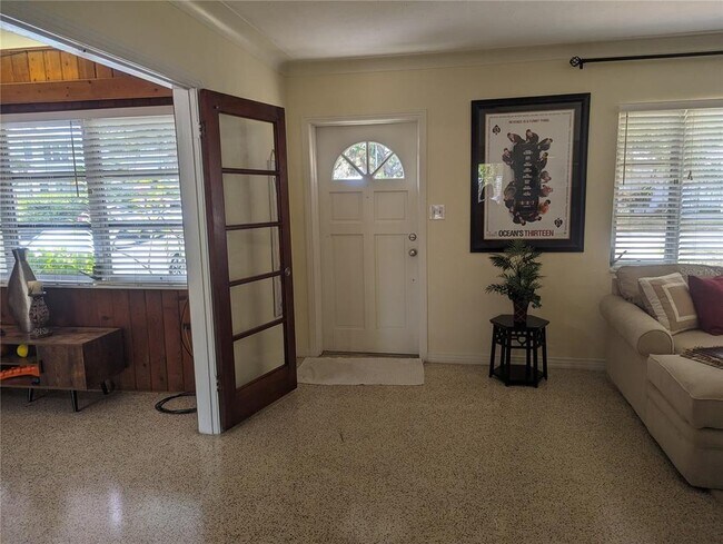 Photo - 2239 Hillview St