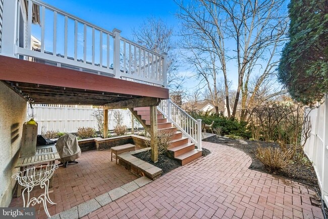 Photo - 117 W 5th St