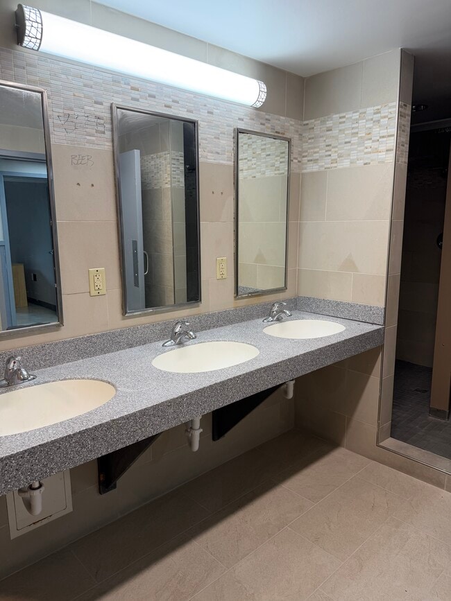 Baño de área común renovado - 308 North St, 9 Month Lease, Meals Included