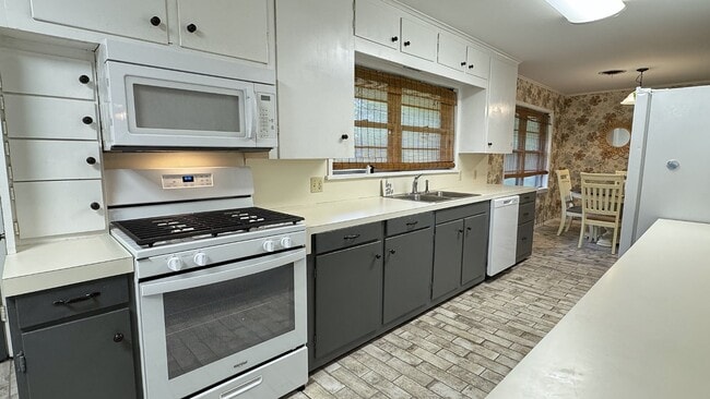 102 N Pinecrest Dr