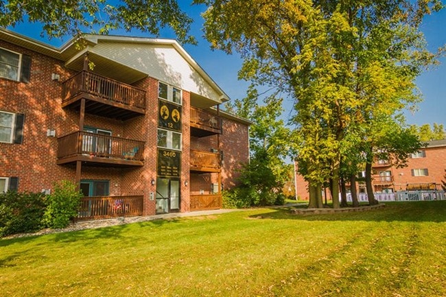 Creek Club Apartments