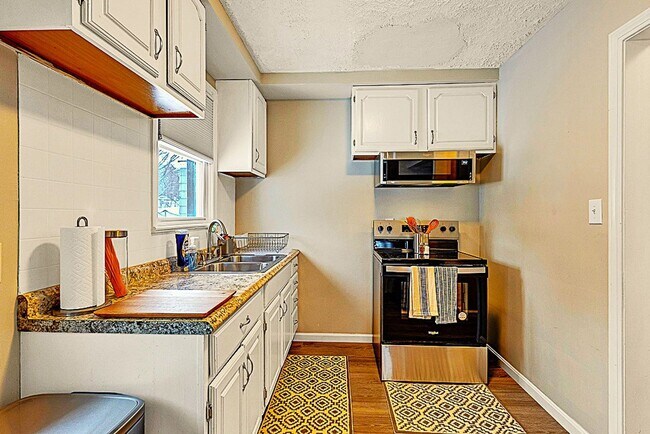 Photo - 3 BED 1 BATH SINGLE FAMILY HOME IN BEAUTIF...