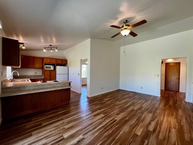Building Photo - Non-Refundable & Security Deposit Total: $... Rental