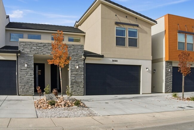 Building Photo - BRAND NEW South Desert Townhome with EVSE Outlet