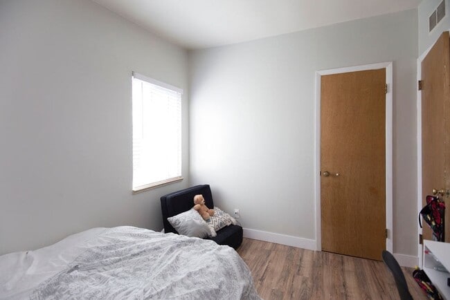 Building Photo - Students Welcome! 3 Bedroom Great Location!