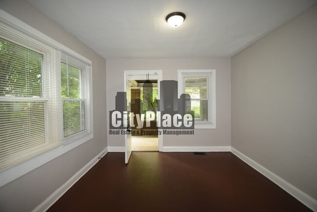 Photo - 925 N Gladstone Ave