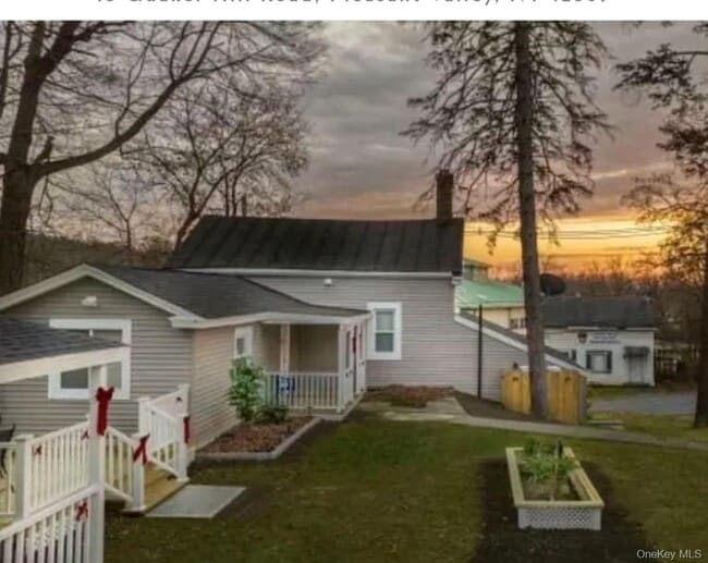 Building Photo - 15 Quaker Hill Rd Unit 1