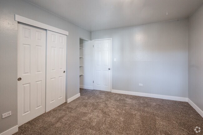 2 BR, 1 BA - 875 SF