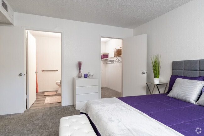 2BR, 2BA - 956SF - Primary Bedroom