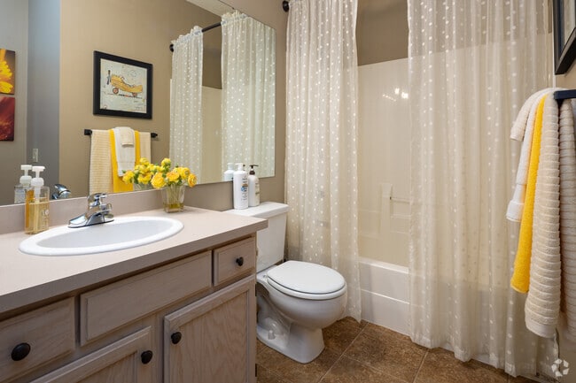 2BR, 2BA - 1,088SF - Bathroom
