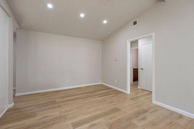 Photo - 1204 Spearson Ln