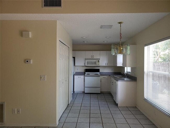 Photo - 1409 Adams Cir E