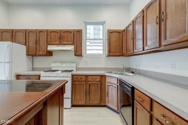Kitchen - 1224 W Barry Ave Unit 1