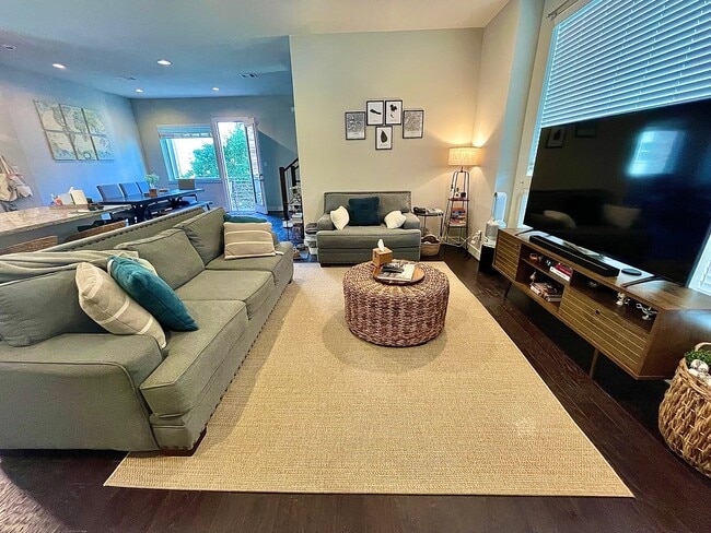 Building Photo - 2009 Patterson St