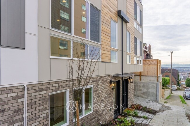 Photo - 322 N 53rd St