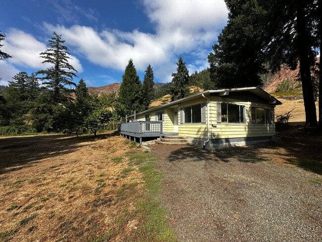 Building Photo - Quiet 3 bedroom in Umpqua Rental