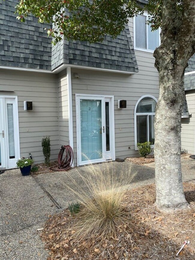 Building Photo - Close to Wrightsville Beach - Hanover Place