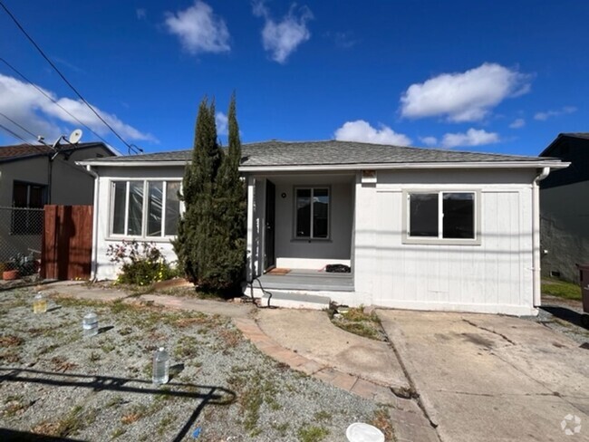 Building Photo - Two Bedroom House w/Bonus Room