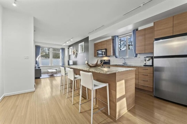 Photo - 5771 Irmin St